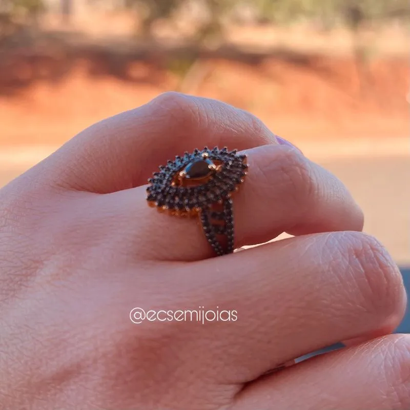 Anel com com zircônia gota central com bordas e aro cravejados - banhado a ouro 18k