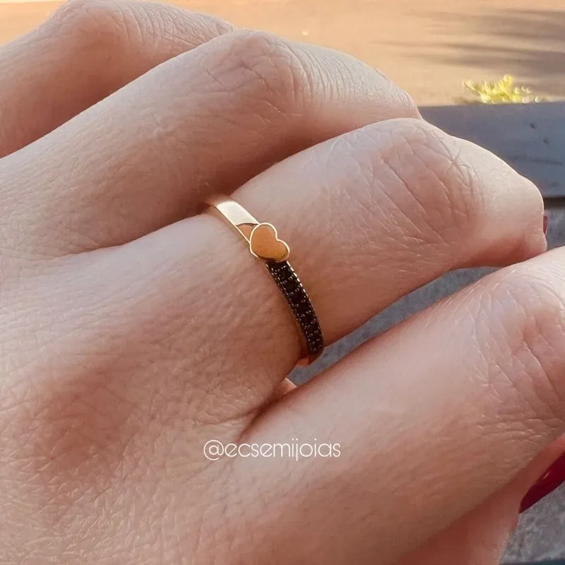 Anel com coração pequeno liso no centro e metade do aro liso e cravejado - banhado a ouro 18k