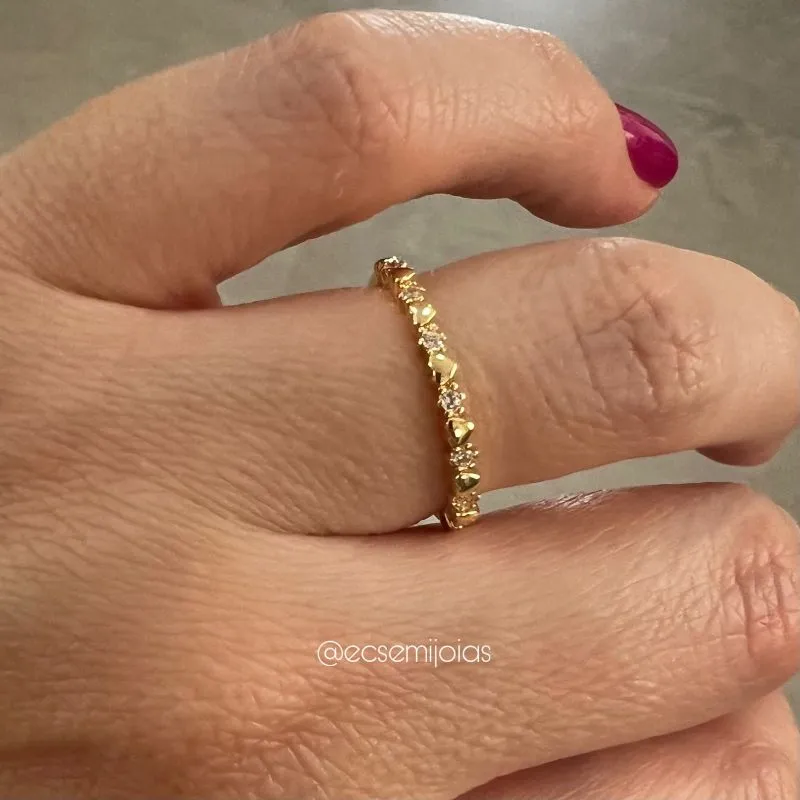 Anel com fileira de coraçãozinho liso intercalado com zircônia - banhado a ouro 18k