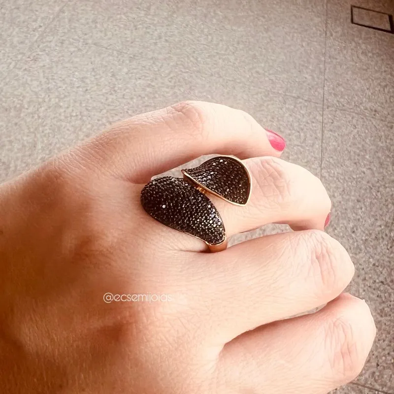 Anel com gota e olha cravejadas com pontas se encontrando - banhado a ouro 18k