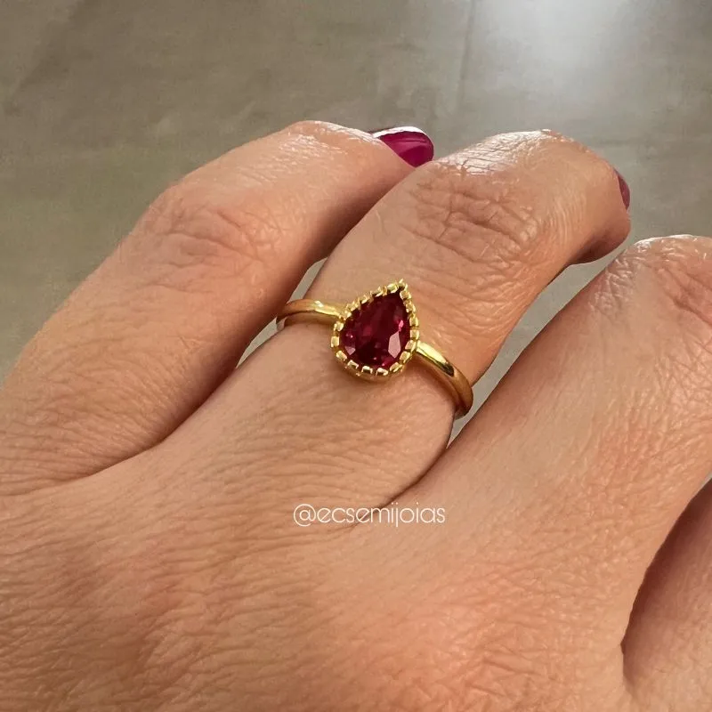 Anel com zircônia gota 6x7mm com borda bombardeada - banhado a ouro 18k