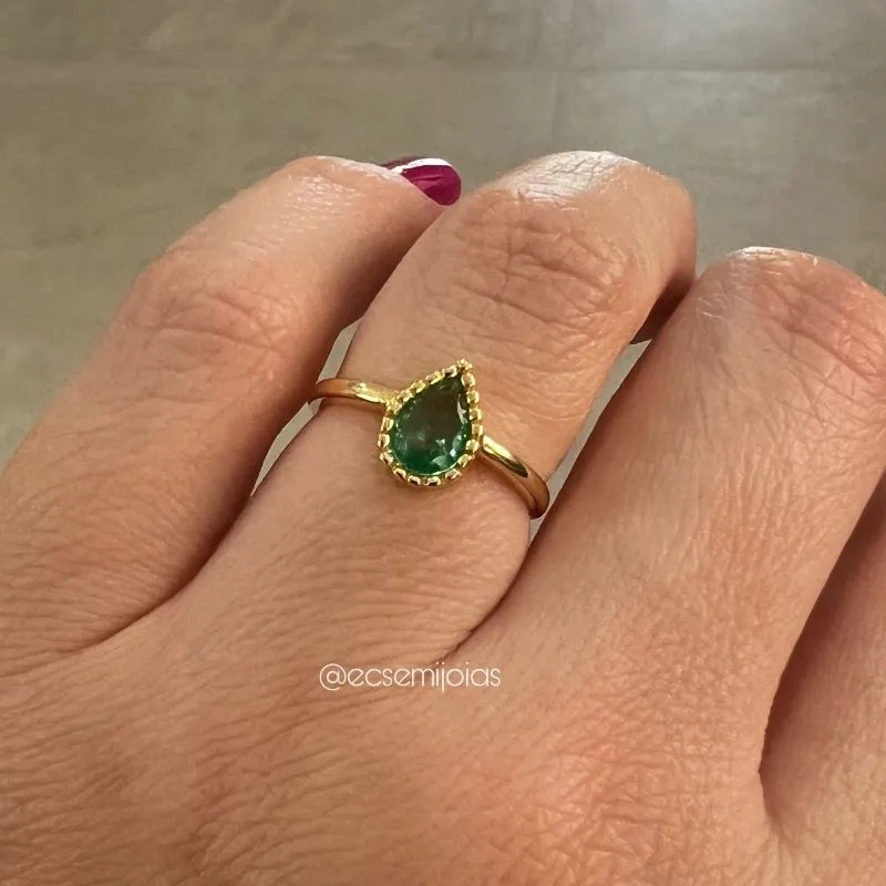 Anel com zircônia gota 6x7mm com borda bombardeada - banhado a ouro 18k