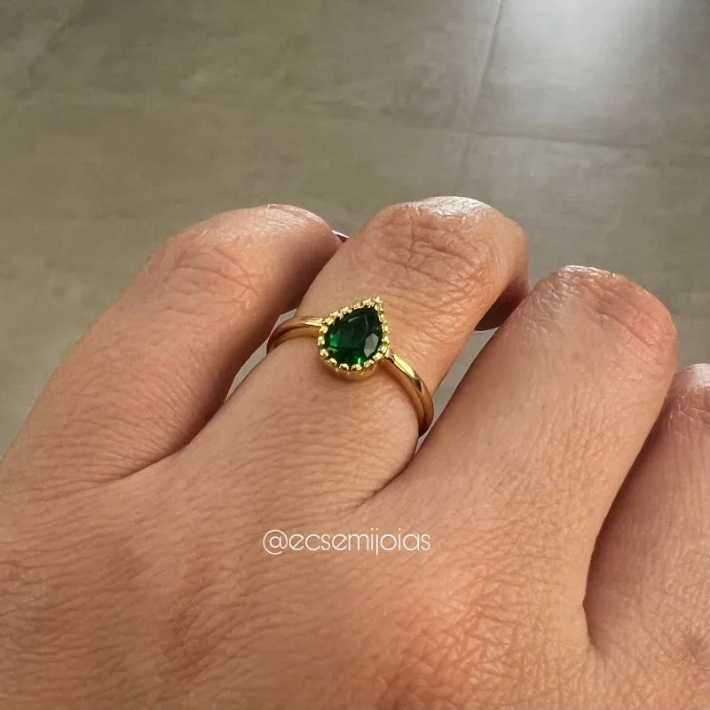 Anel com zircônia gota 6x7mm com borda bombardeada - banhado a ouro 18k