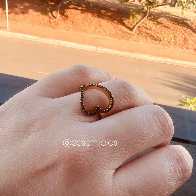Anel de coração cravejado vazado lateral - banhado a ouro 18k