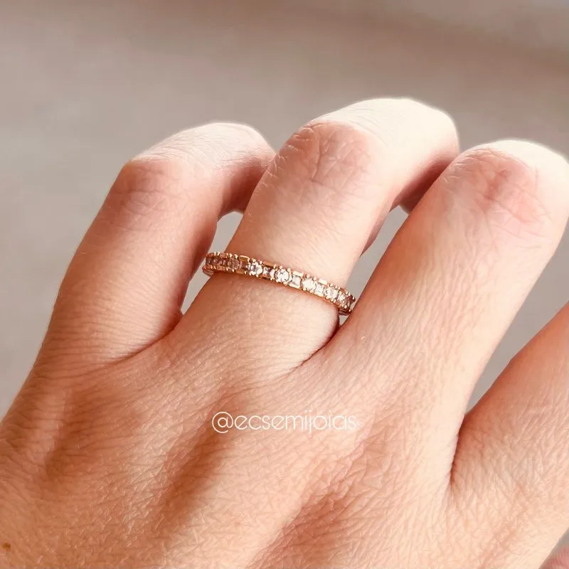 Anel fininho 100% cravejado com zircônias redondas e quadradas intercaladas - banhado a ouro 18k