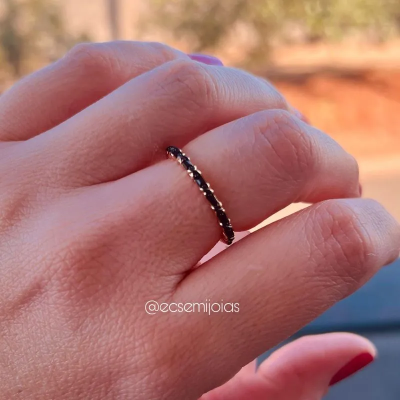 Anel fininho com aro 100% com zircônias navetes - banhado a ouro 18k