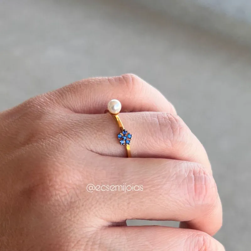 Anel fininho com florzinha cravejada e pérola - banhado a ouro 18k