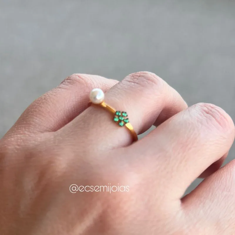 Anel fininho com florzinha cravejada e pérola - banhado a ouro 18k