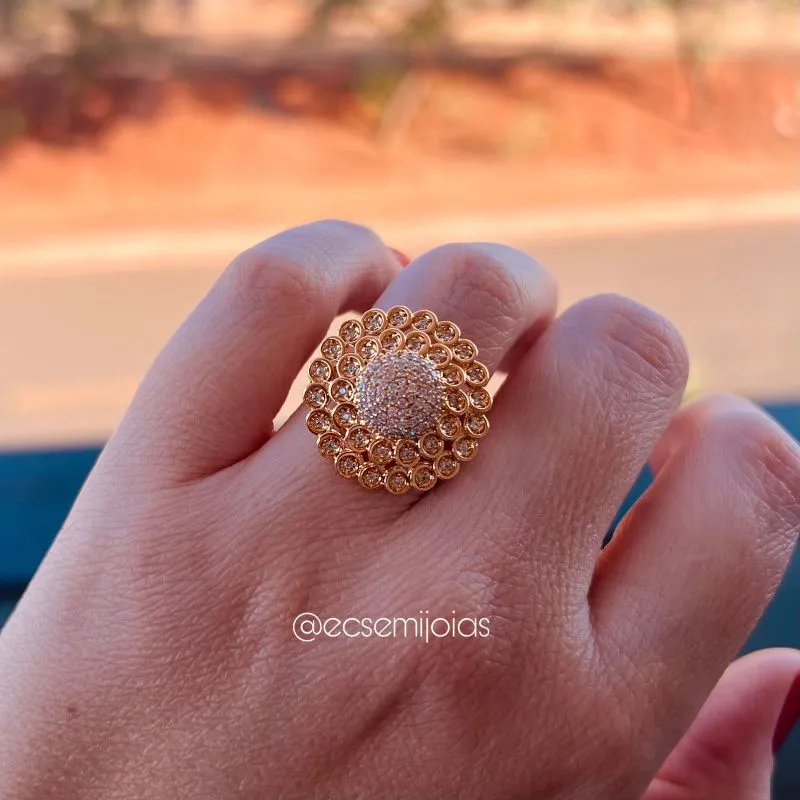 Anel redondo cravejado no centro e com bordas cravejadas - banhado a ouro 18k