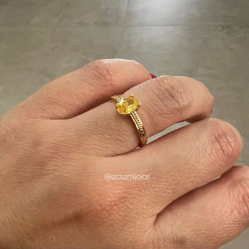 Anel solitário oval com aro bombardeado - banhado a ouro 18k