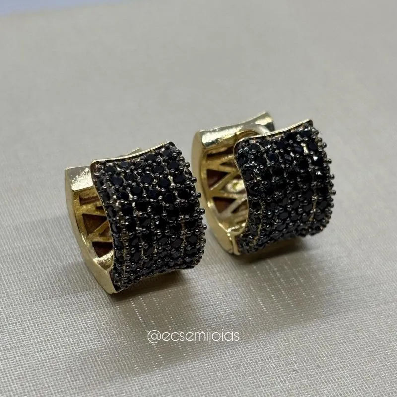 Argola abaulada com 7 fileiras cravejadas 15mm - banhado a ouro 18k