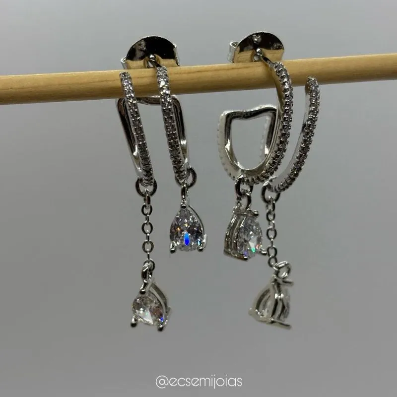 Argola com 2 aros cravejados com 2 zircônias gotas penduradas - banhado a ródio branco
