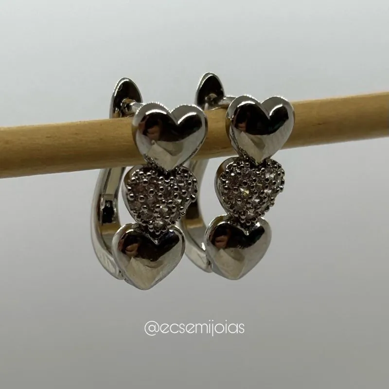 Argola com 3 corações, 2 lisos e 1 cravejado - banhado a ródio branco