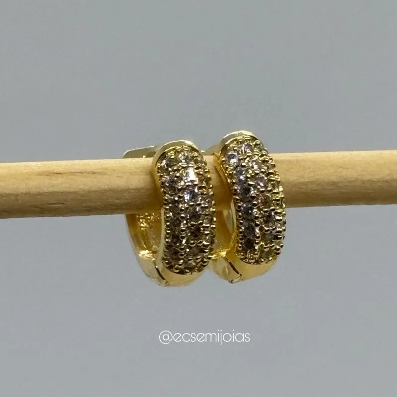 Argola com 3 fileiras cravejadas 13mm - banhado a ouro 18k
