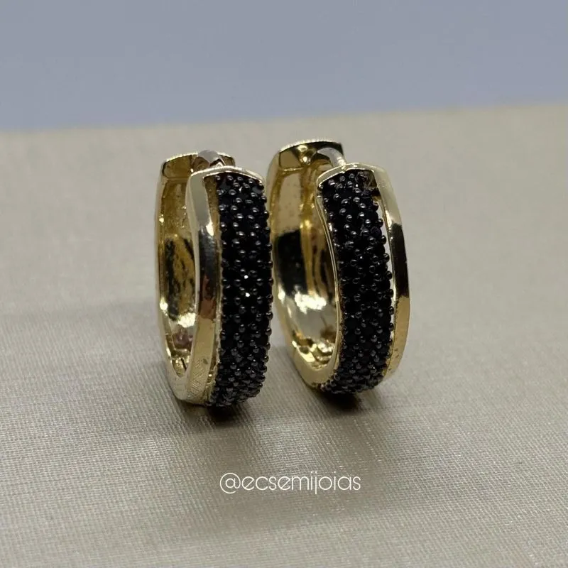 Argola com 3 fileiras cravejadas com 1 filete lateral liso 20mm - banhado a ouro 18k