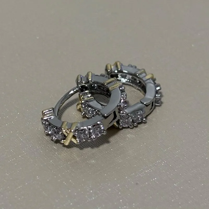 Argola com X intercalado com zircônias - banhado a ródio branco