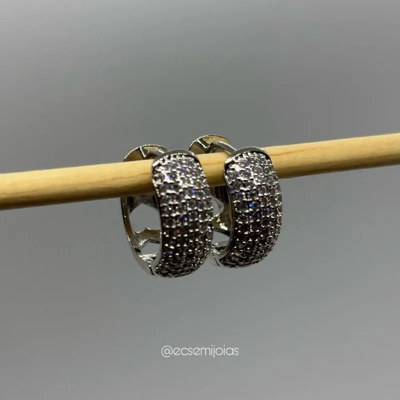 Argola média com 5 fileiras cravejadas - 17mm diâmetro - banhado a ródio branco