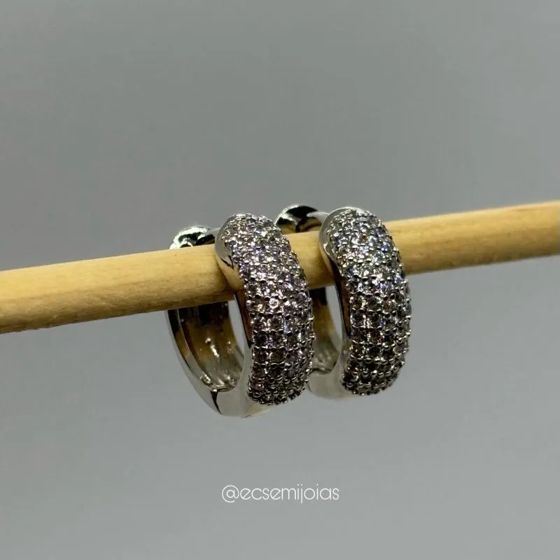 Argola pequena com 5 fileiras cravejadas - 15mm diâmetro - banhado a ródio branco