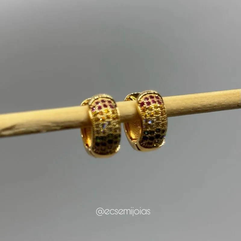 Argola pequena com 6 fileiras cravejadas - 12mm diâmetro - banhado a ouro 18k