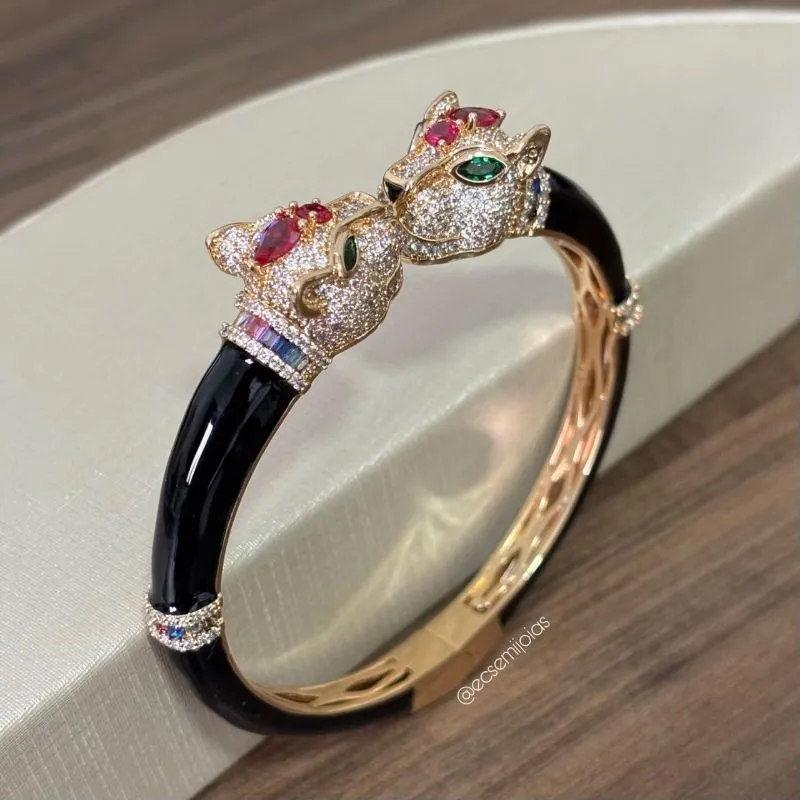 Bracelete de aro esmaltado com 2 cabeças de panteras cravejadas - banhado a ouro 18k