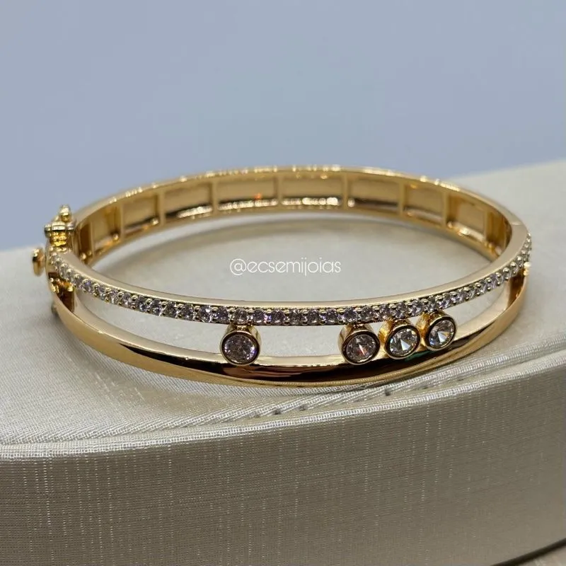 Bracelete vazado com aro cravejado e 4 zircônias maiores no centro - banhado a ouro 18k