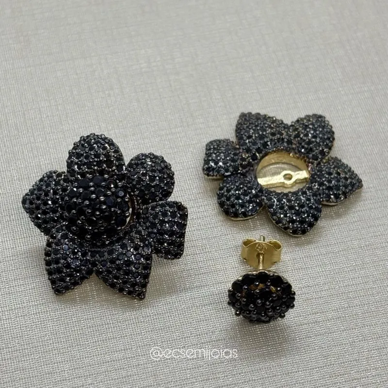 Brinco 2 em 1 com parte redonda cravejada e acessório de flor cravejada - banhado a ouro 18k