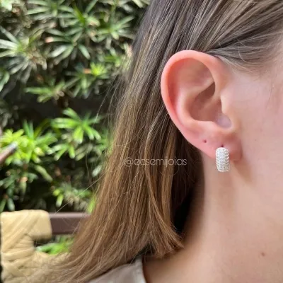 Brinco argola cravejada 7 fileiras  M - 8x20mm - banhado a ródio branco