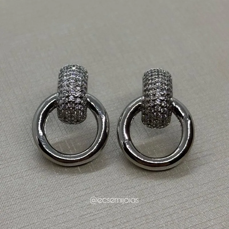 Brinco base oval cravejado com aro redondo liso - banhado a ródio branco