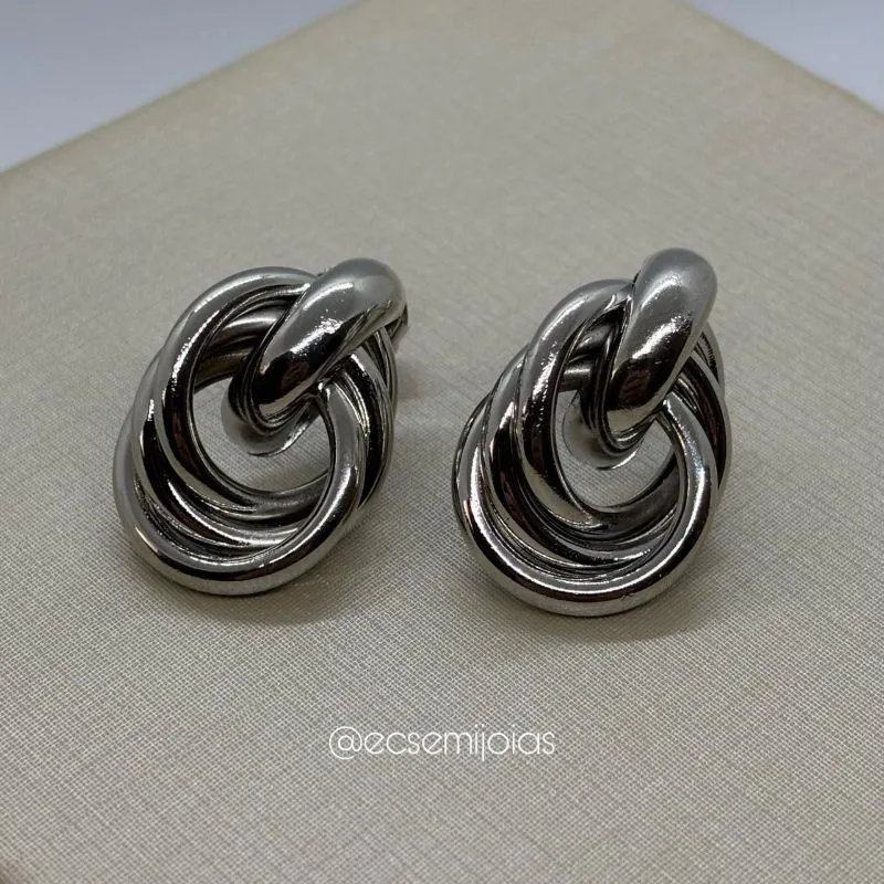 Brinco com 3 aros redondos entrelaçados lisos - banhado a ródio branco