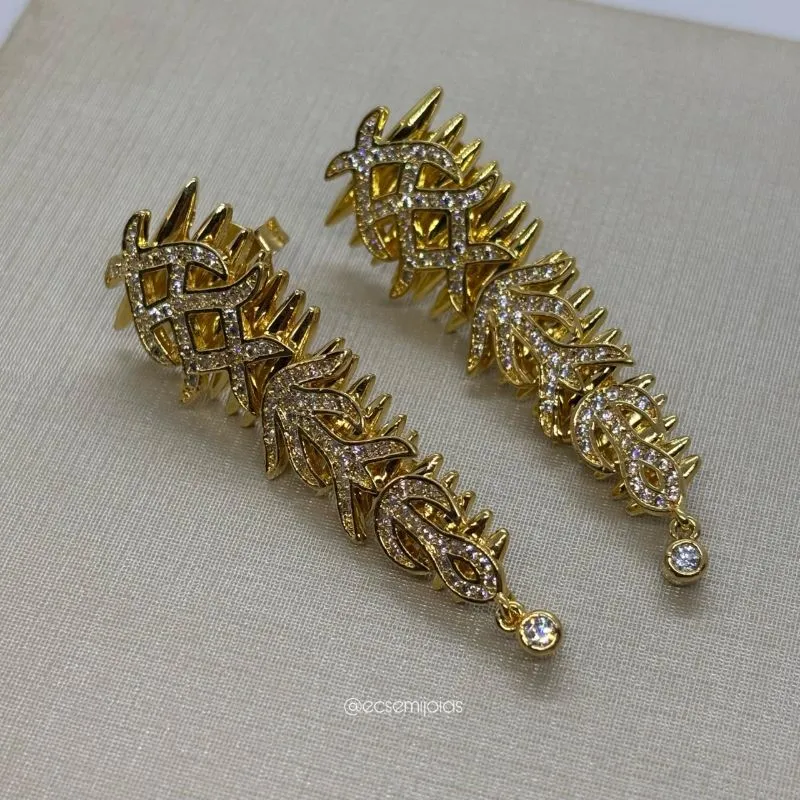 Brinco com filetes lisos vazados e arabesco na frente todo cravejado - banhado a ouro 18k