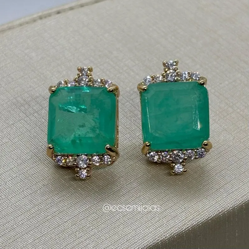 Brinco com pedra quadrada grande fusion cravejado nas bordas - banhado a ouro 18k