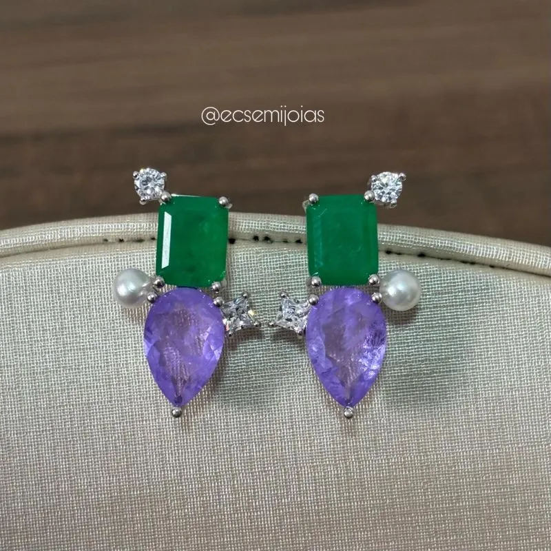 Brinco com pedra retangular e gota com pérola e 2 zircônias nas pontas - banhado a ródio branco