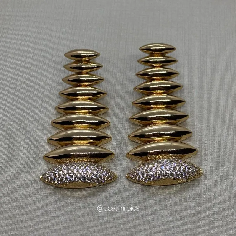 Brinco com vários losangos arredondados lisos e 1 cravejado - banhado a ouro 18k