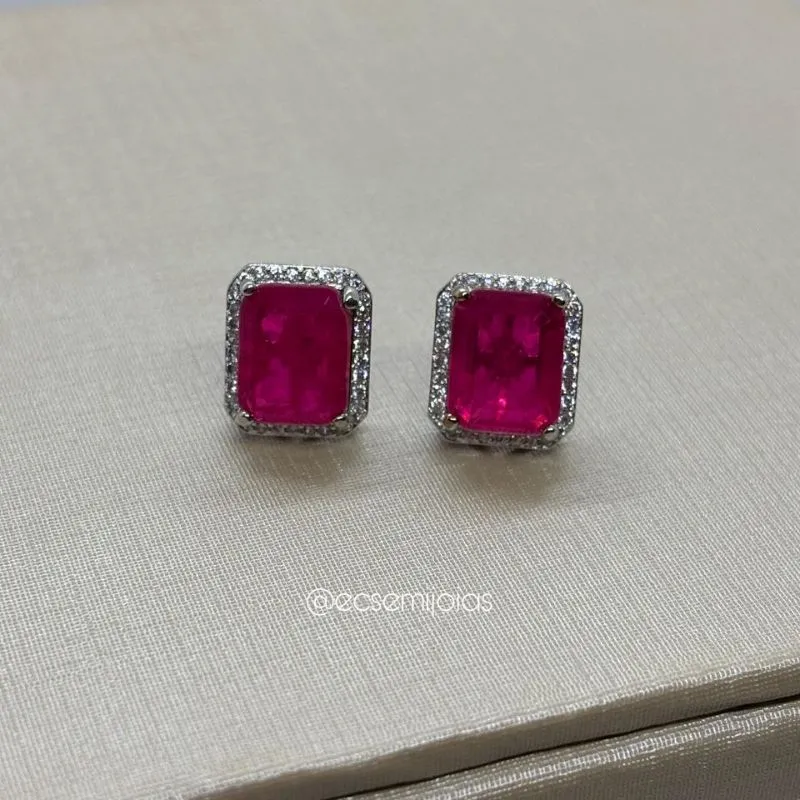 Brinco com zircônia retangular 8x10mm no centro cravejado em volta - banhado a ródio branco