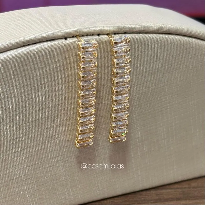 Brinco com zircônias baguetes em fileira tipo franja - banhado a ouro 18k