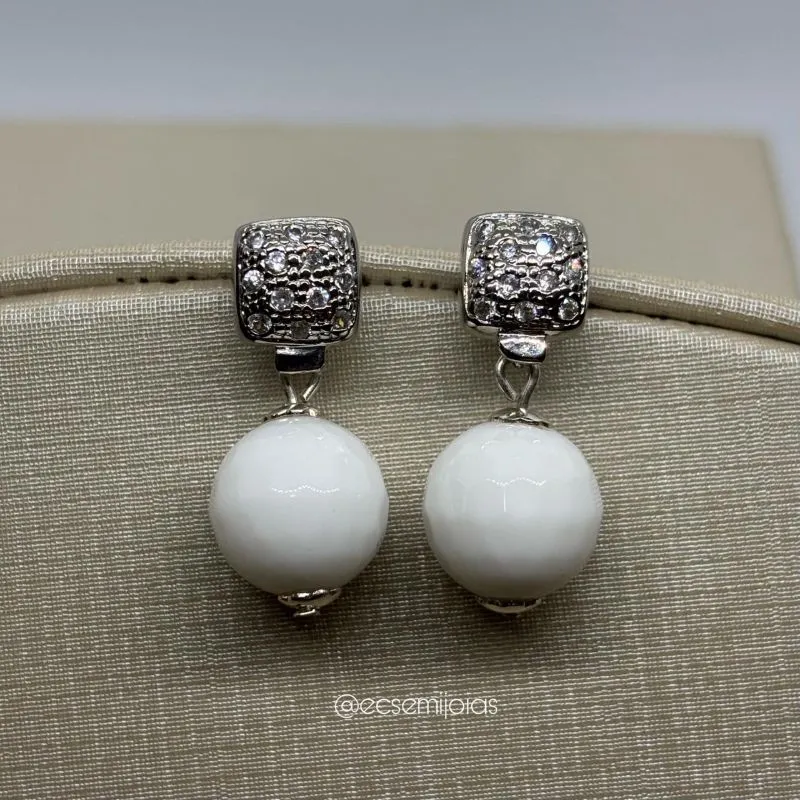 Brinco de base quadrada cravejada com bola de pedra pendurada - banhado a ródio branco