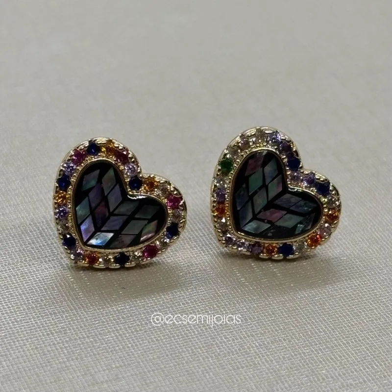 Brinco de coração com pedra marcassita no centro cravejada em volta - banhado a ouro 18k