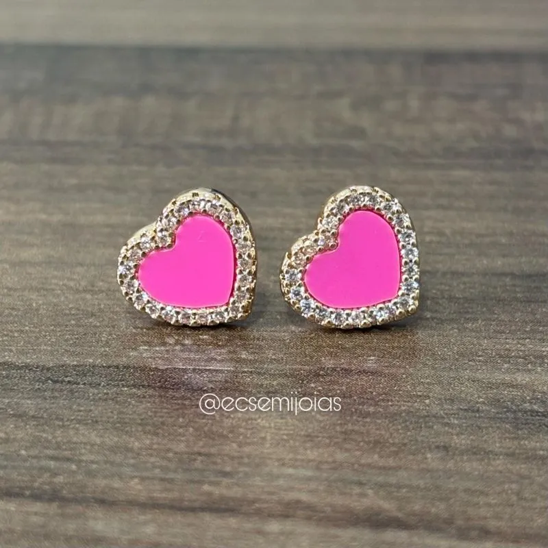 Brinco de coração com resina no centro cravejado na borda - banhado a ouro 18k