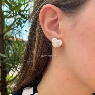 Brinco de coração 12mm cravejado - banhado a ródio branco
