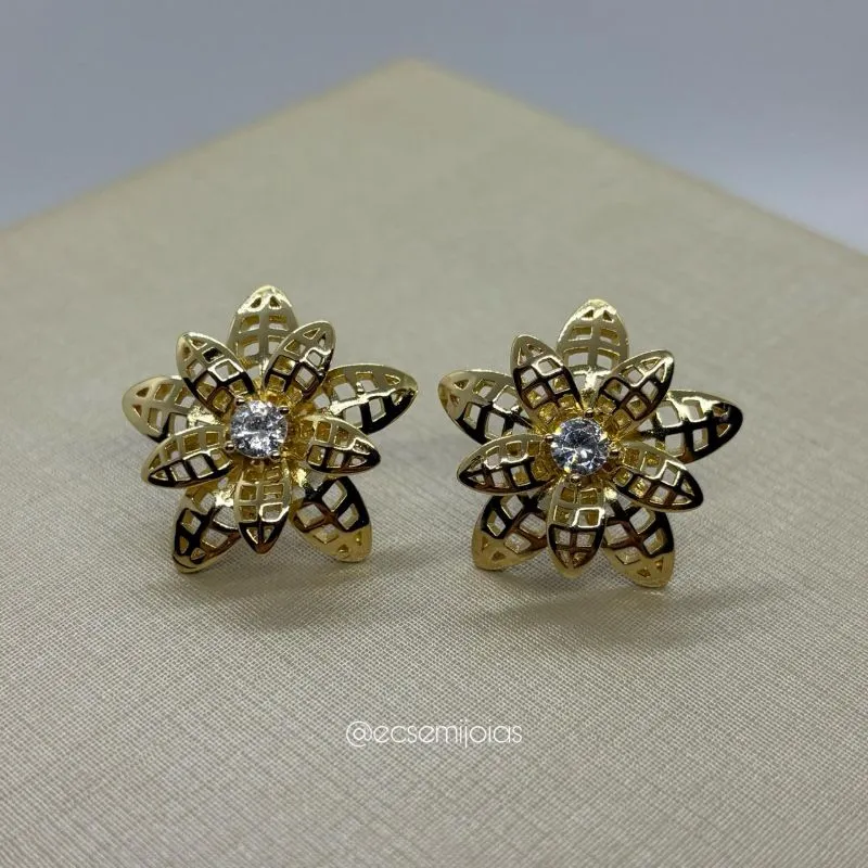 Brinco de flor com zircônia maior no centro e pétalas lisas vazadas - banhado a ouro 18k