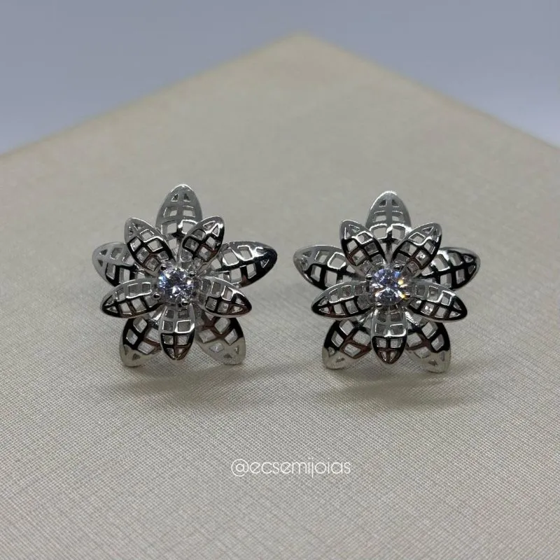 Brinco de flor com zircônia maior no centro e pétalas lisas vazadas - banhado a ródio branco