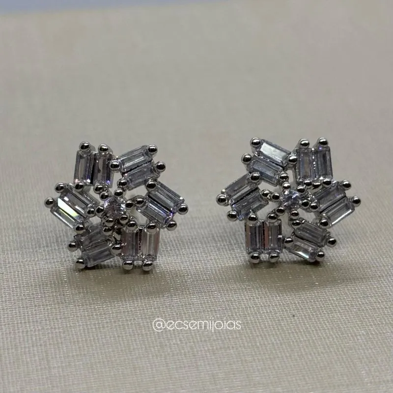 Brinco de flor cravejado com baguetes - banhado a ródio branco