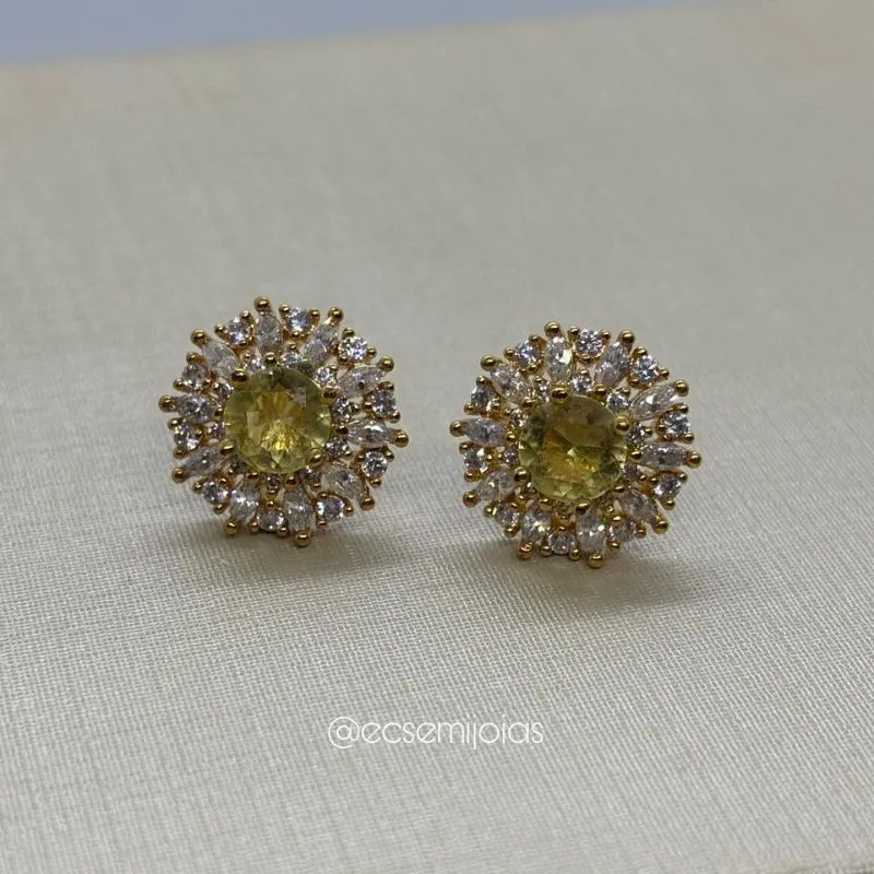 Brinco de flor redonda com zircônia maior no centro com navetes e zircônias intercaladas em volta - banhado a ouro 18k