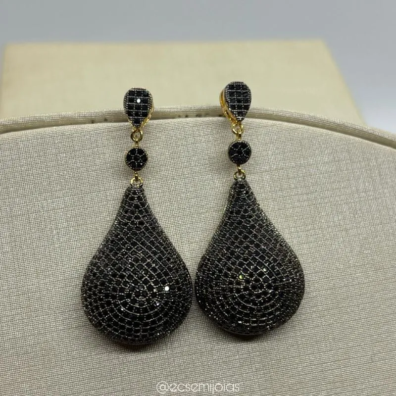 Brinco de gota grande todo cravejado - banhado a ouro 18k