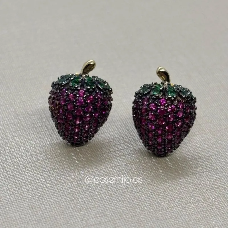 Brinco de morango cravejado - banhado a ouro 18k