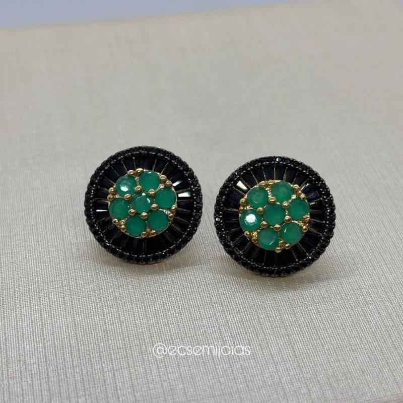 Brinco de pizza diferente cravejado no centro e baguetes em volta -18mm - banhado a ouro 18k