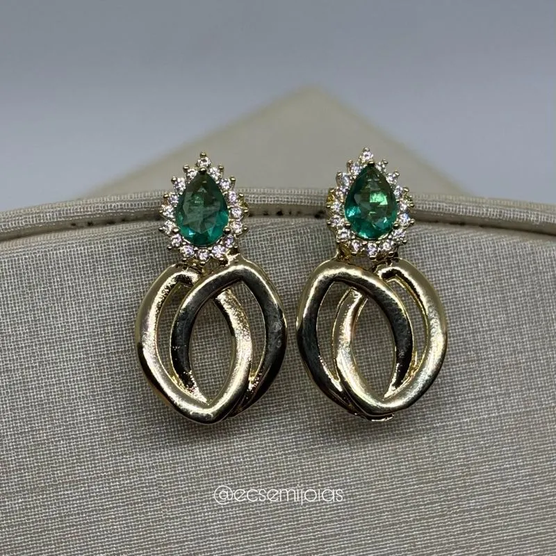 Brinco de zircônia gota maior cravejado em volta e 2 gotas entrelaçadas lisas vazadas em baixo  - banhado a ouro 18k