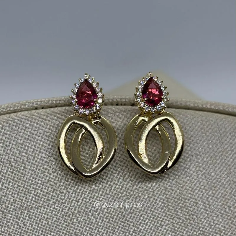 Brinco de zircônia gota maior cravejado em volta e 2 gotas entrelaçadas lisas vazadas em baixo  - banhado a ouro 18k