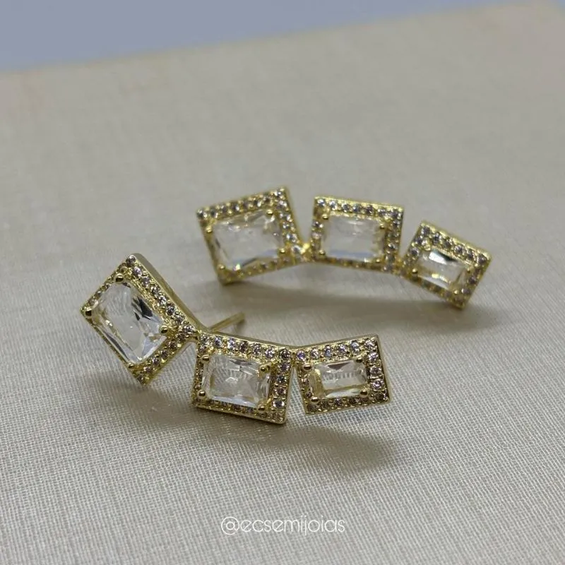 Brinco ear cuff com 3 zircônias retangulares cravejado em volta - banhado a ouro 18k