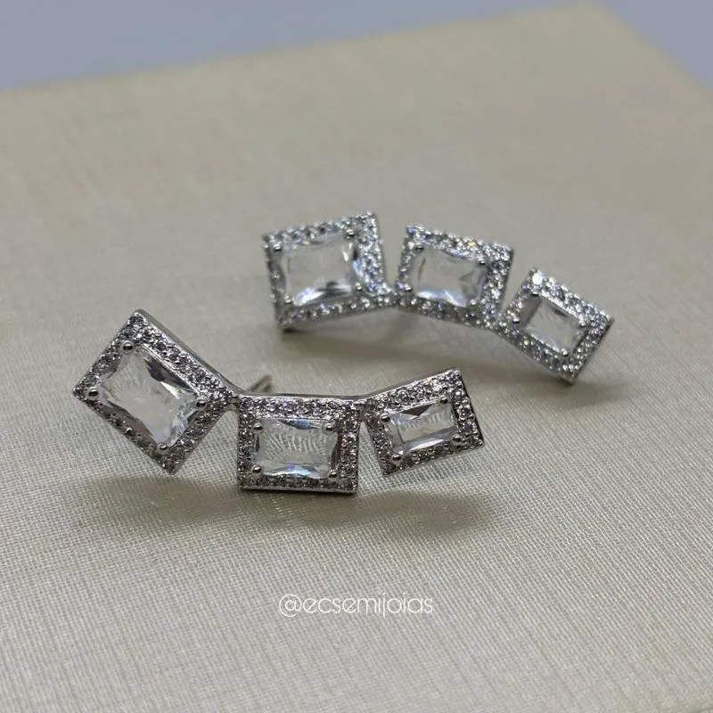 Brinco ear cuff com 3 zircônias retangulares cravejado em volta - banhado a ródio branco